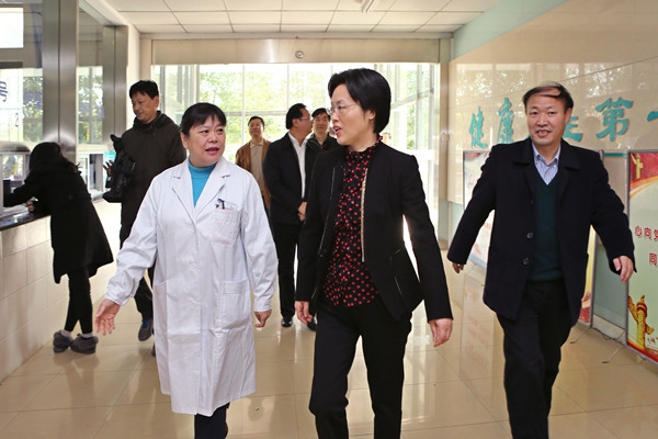 华博雅副市长视察我校防治艾滋病宣传教育工作