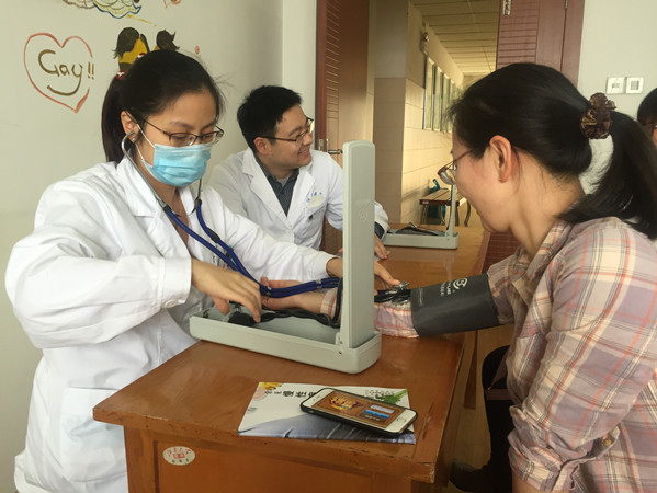 校医院开展常见慢性病的防控干预系列服务活动