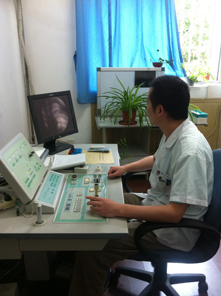 校医院圆满完成2014年新生体检工作