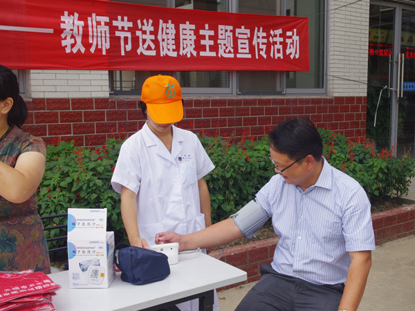 校医院开展“感恩教师节·义诊送健康”活动